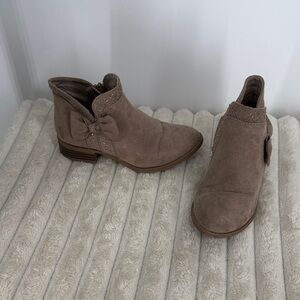 SO Taupe Suede Bow Ankle Boots - girls size 13